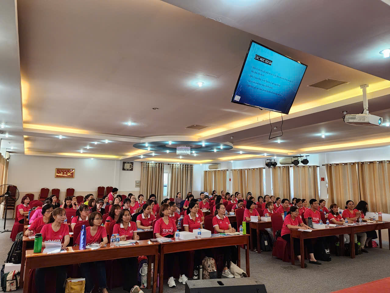 là sự đầu tư thông minh cho tương lai của những ai yêu thích ngành làm đẹp.
